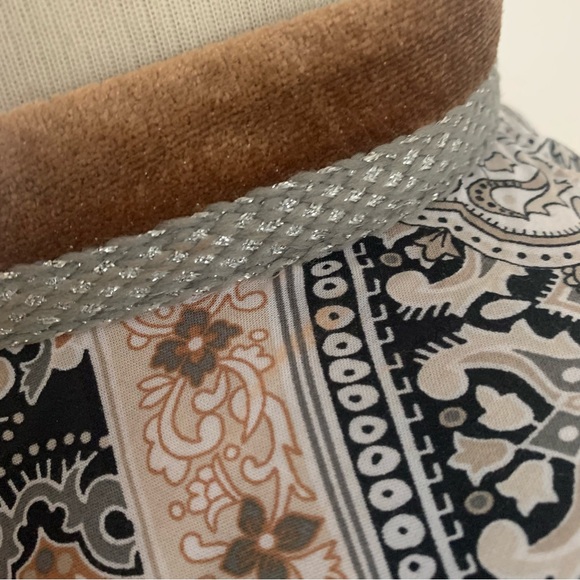 Beautiful 100% viscose grey white and brown velvet and silver embellishment - Picture 4 of 9